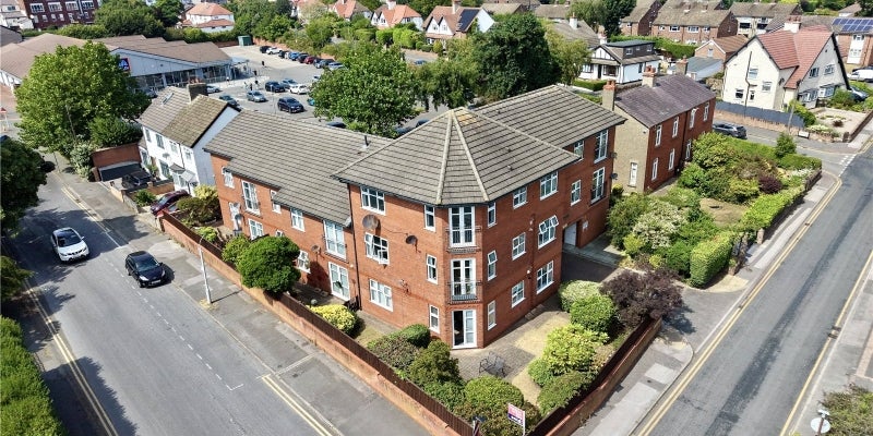 Flat Downham Road South in Heswall