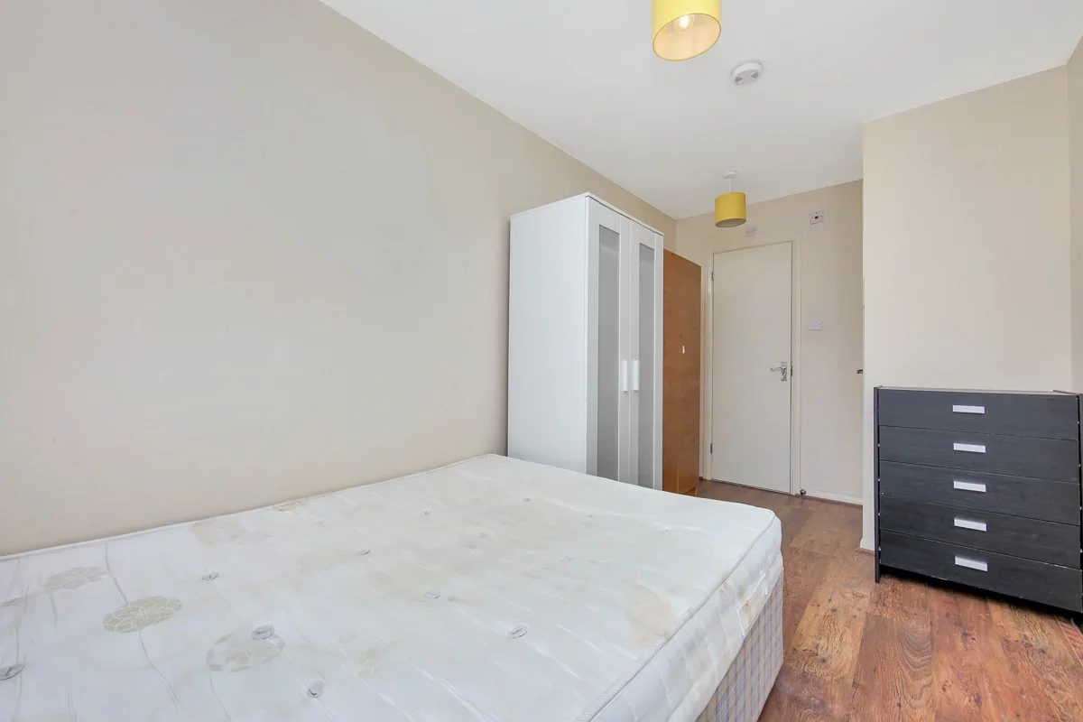 Flat Ambassador Square in Greater London