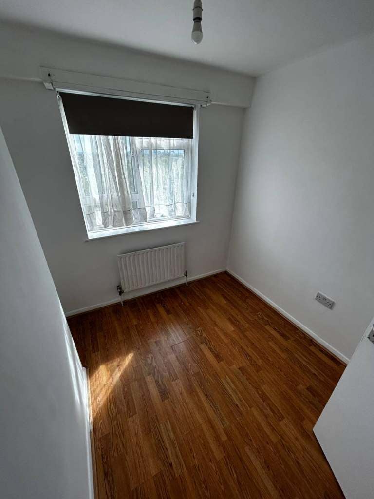 Flat Donnington Road in Greater London