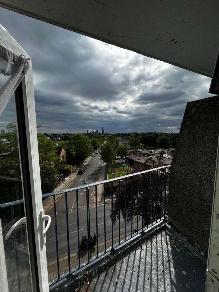Flat Donnington Road in Greater London
