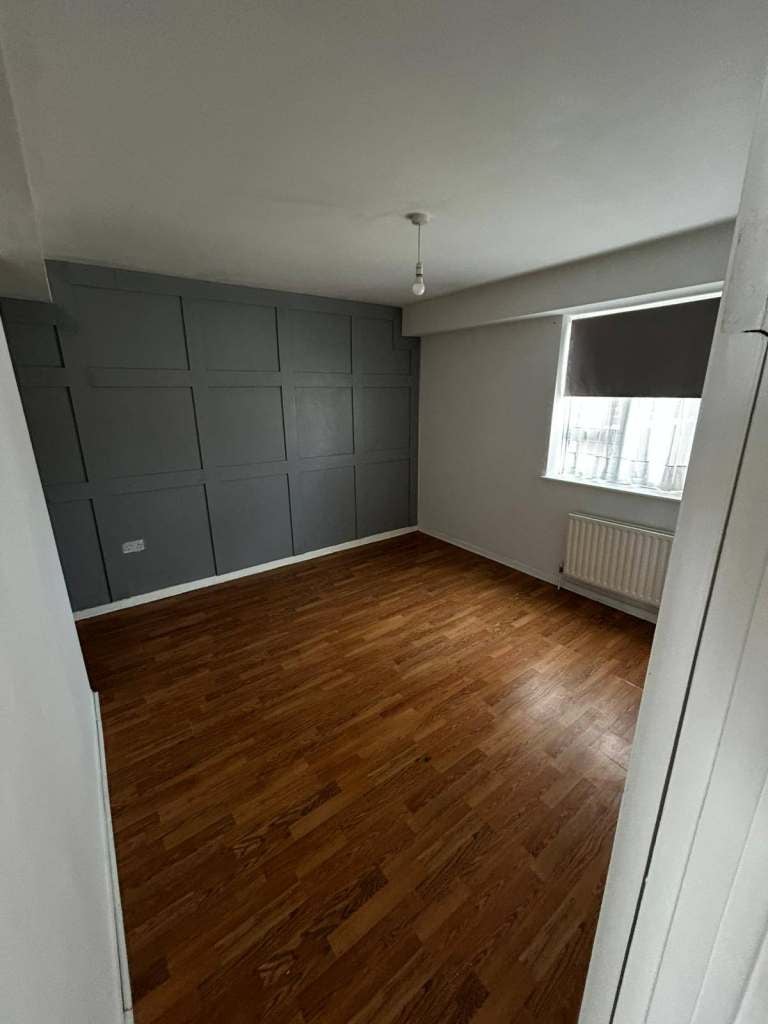 Flat Donnington Road in Greater London