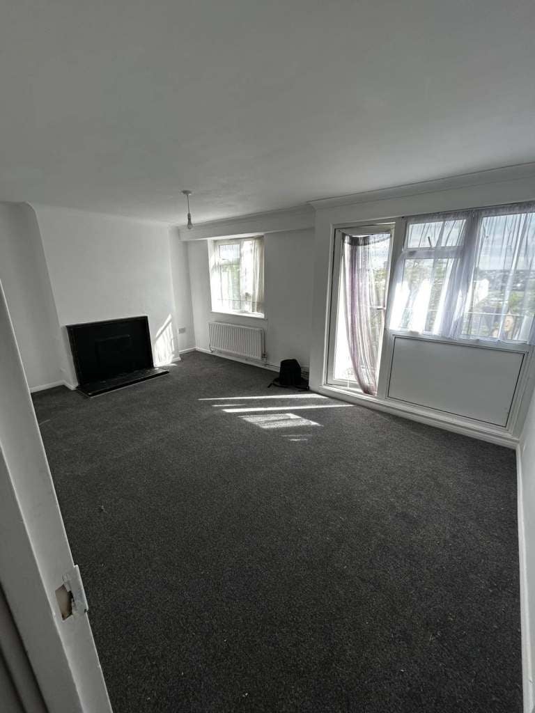Flat Donnington Road in Greater London