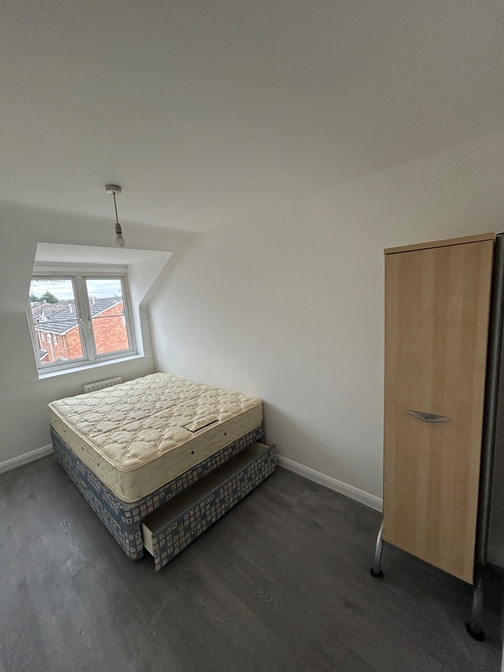 Room Blueberry Avenue in Manchester