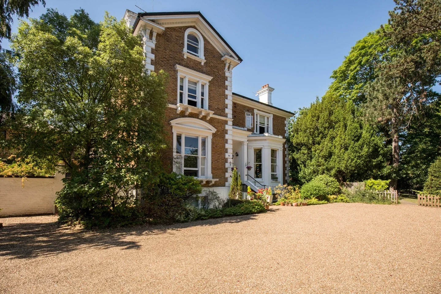 Flat Palace Road in Elmbridge