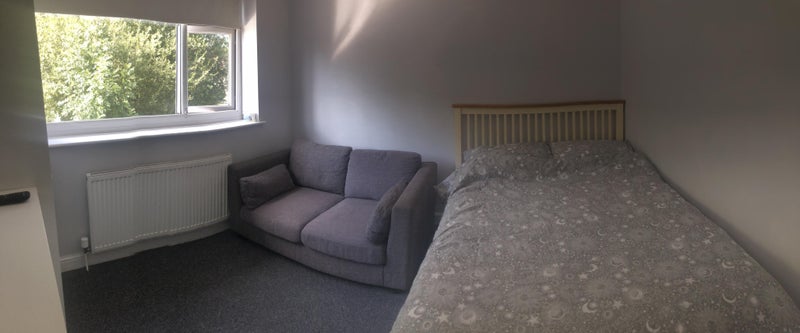 Room Barrowfield Road in Manchester