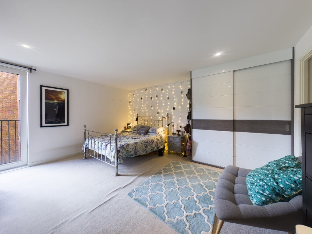 Flat Carteret Way in Greater London