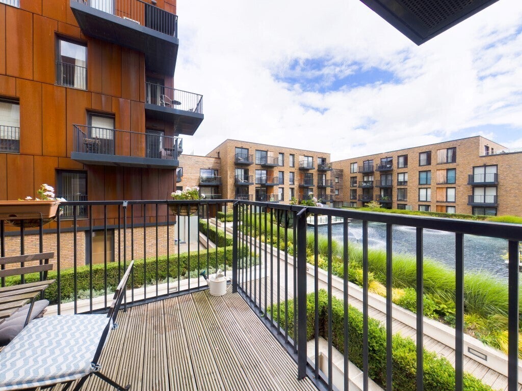 Flat Carteret Way in Greater London