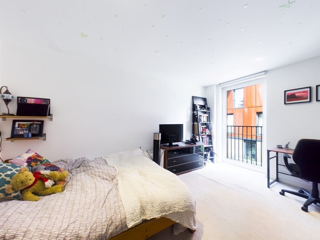 Flat Carteret Way in Greater London