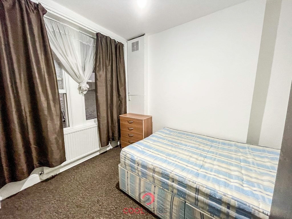 Flat Powis Square in Greater London