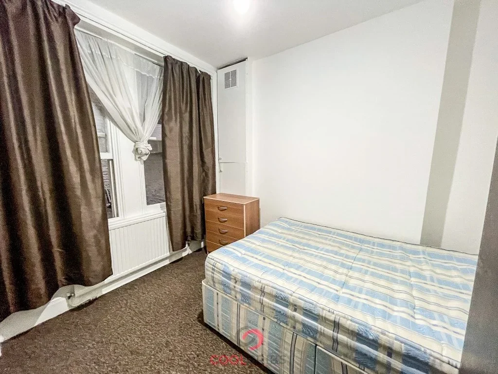 Flat Powis Square in Greater London