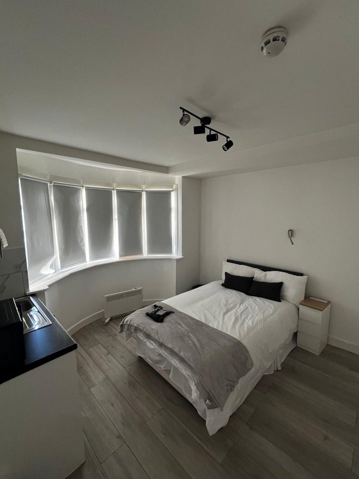 Flat Carmelite Road in Greater London