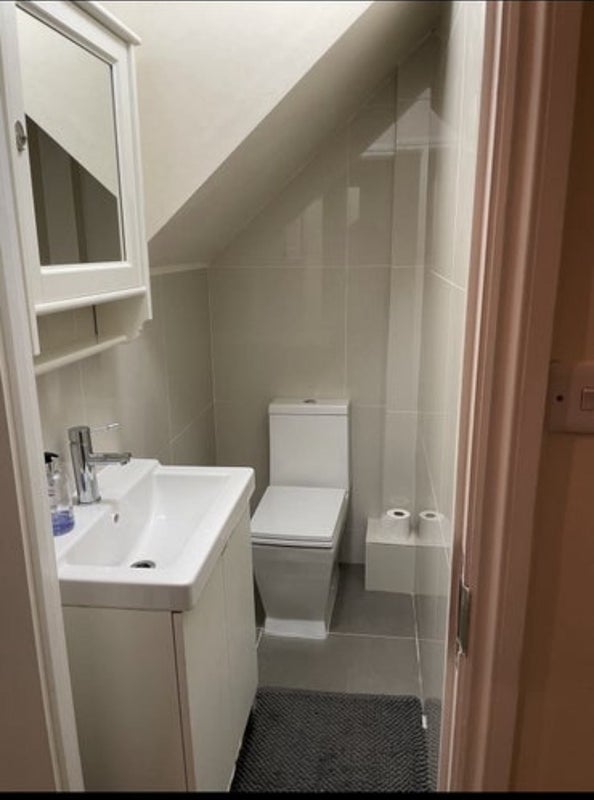 Room Hilary Road in Greater London