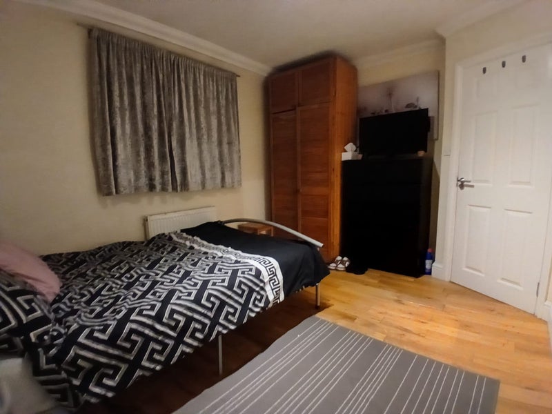 Room Hilary Road in Greater London