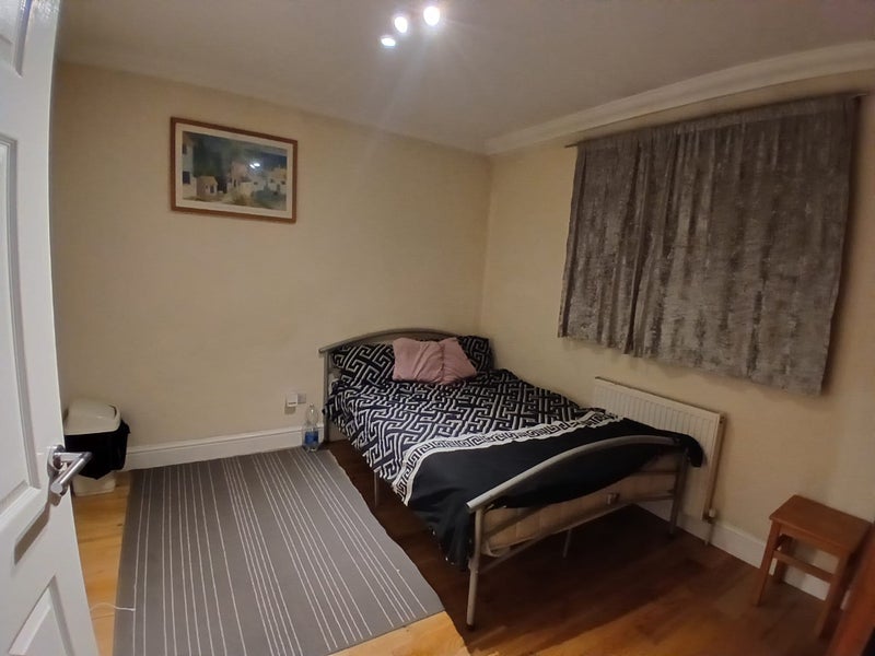 Room Hilary Road in Greater London
