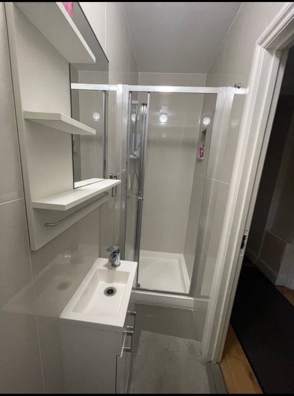 Room Hilary Road in Greater London