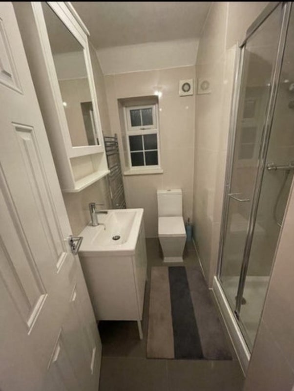 Room Hilary Road in Greater London