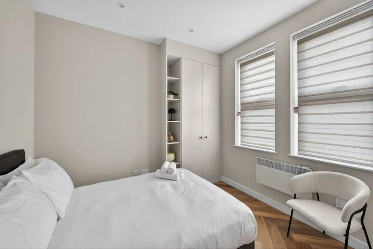 Flat Baron's Court Road in Greater London