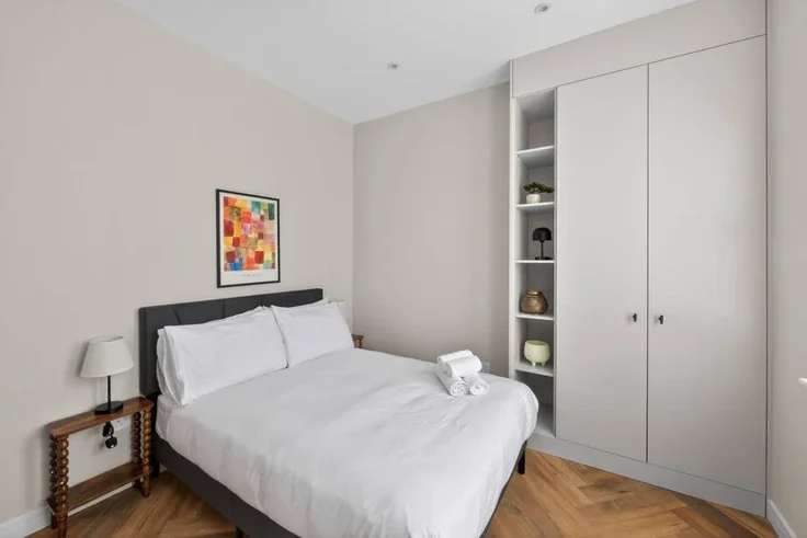 Flat Baron's Court Road in Greater London