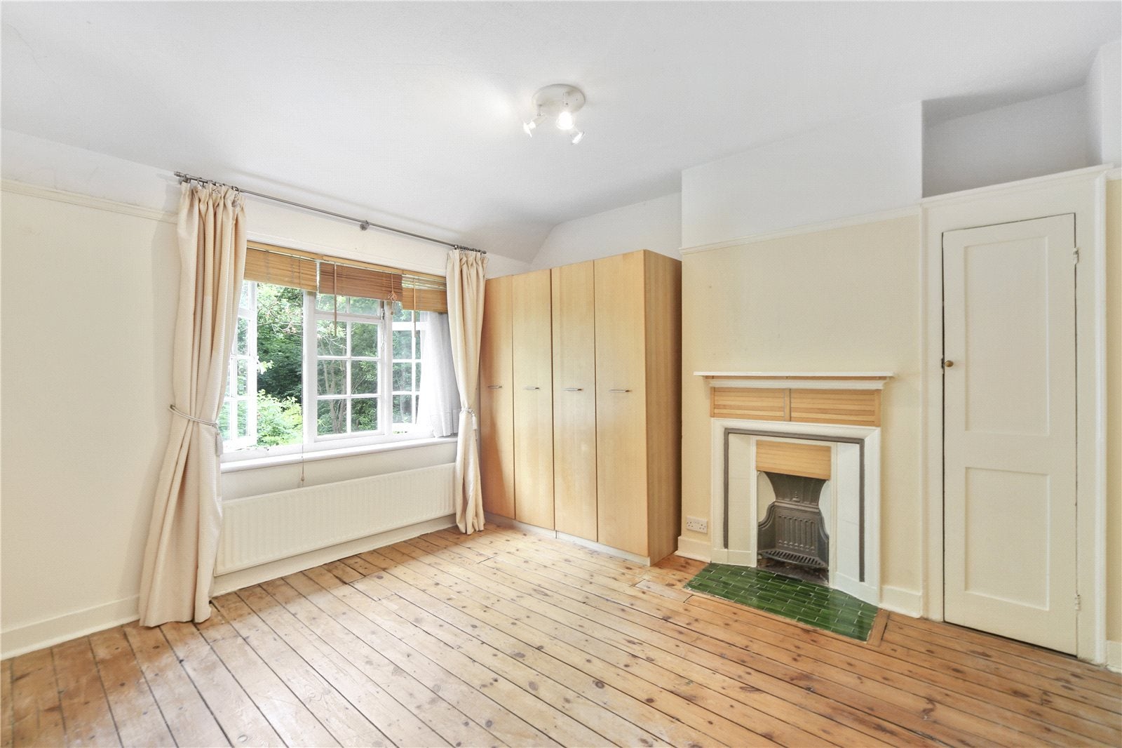 House Oakwood Road in Greater London