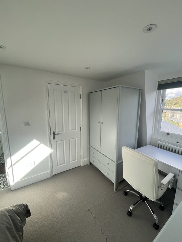 Room Effingham Road in Greater London