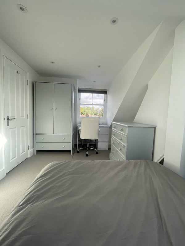 Room Effingham Road in Greater London