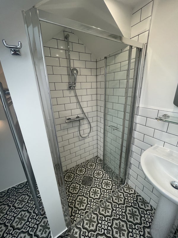 Room Effingham Road in Greater London