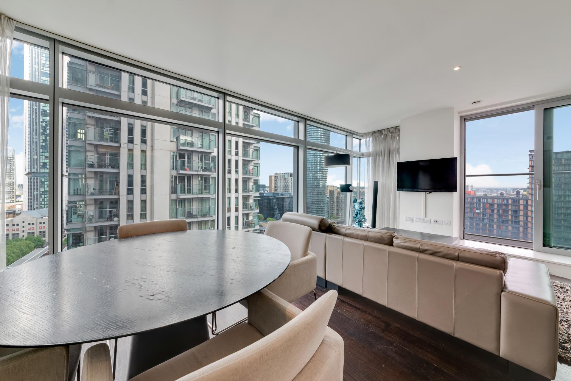 Flat Pan Peninsula Square in Greater London