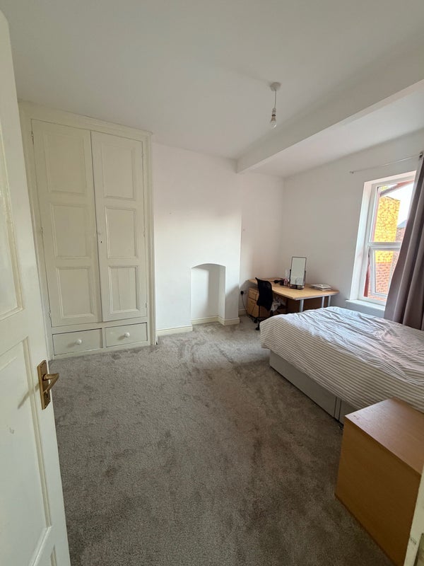 Room Broomspring Lane in Sheffield