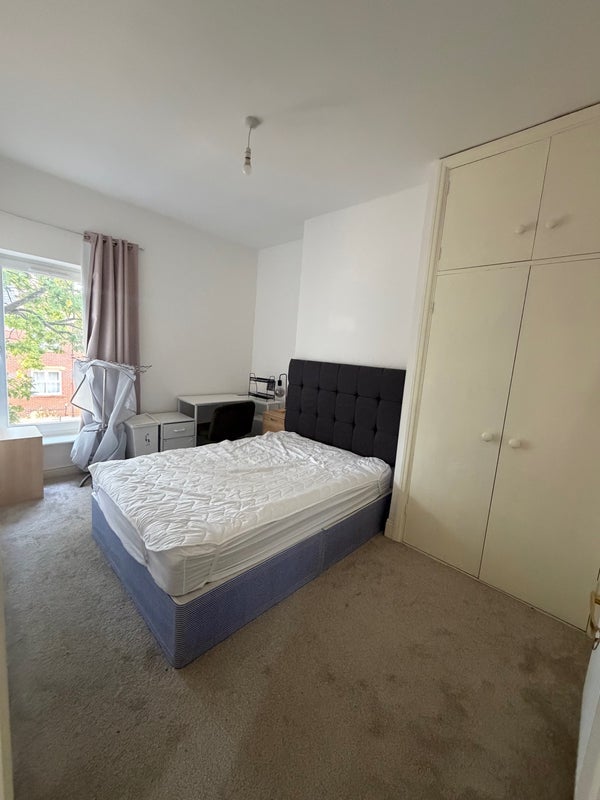 Room Broomspring Lane in Sheffield