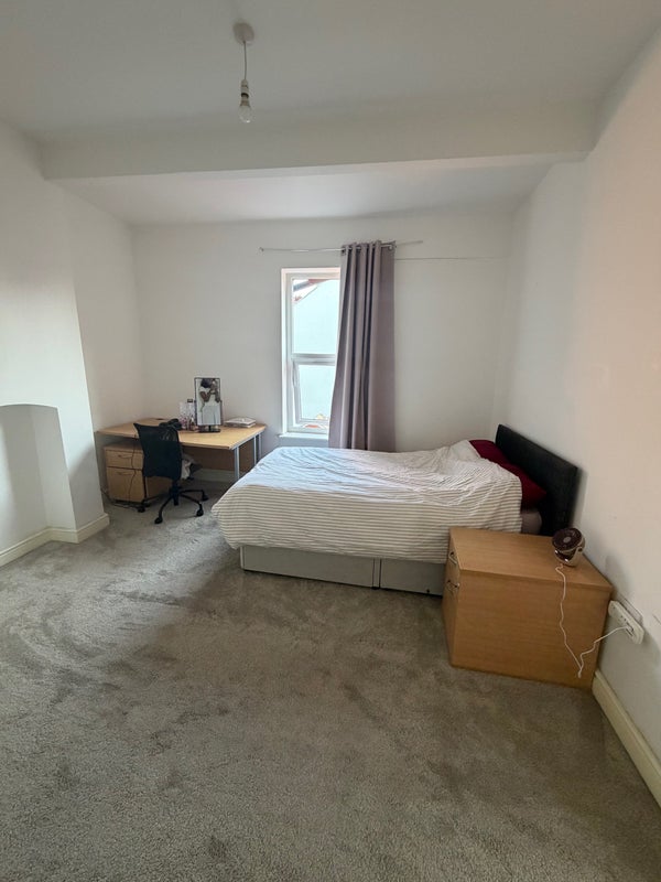 Room Broomspring Lane in Sheffield