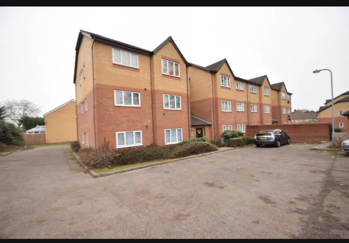 Flat Simpson Close in Luton