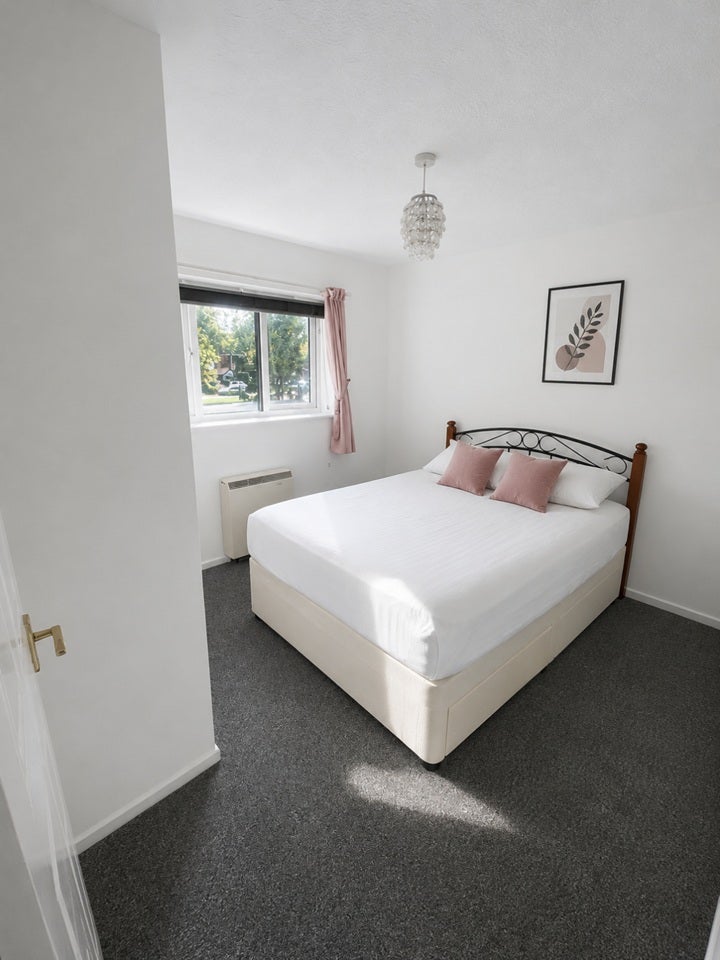Flat Simpson Close in Luton