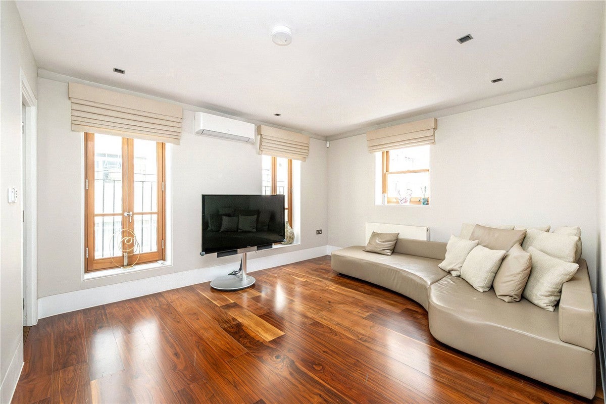 House Radnor Mews in City of Westminster