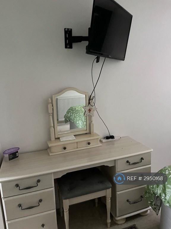 Room Dampier Walk in Crawley