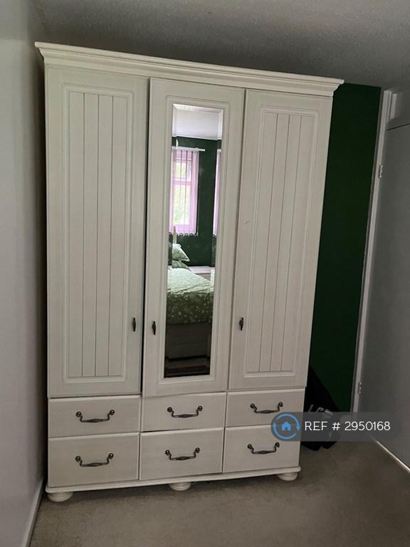 Room Dampier Walk in Crawley