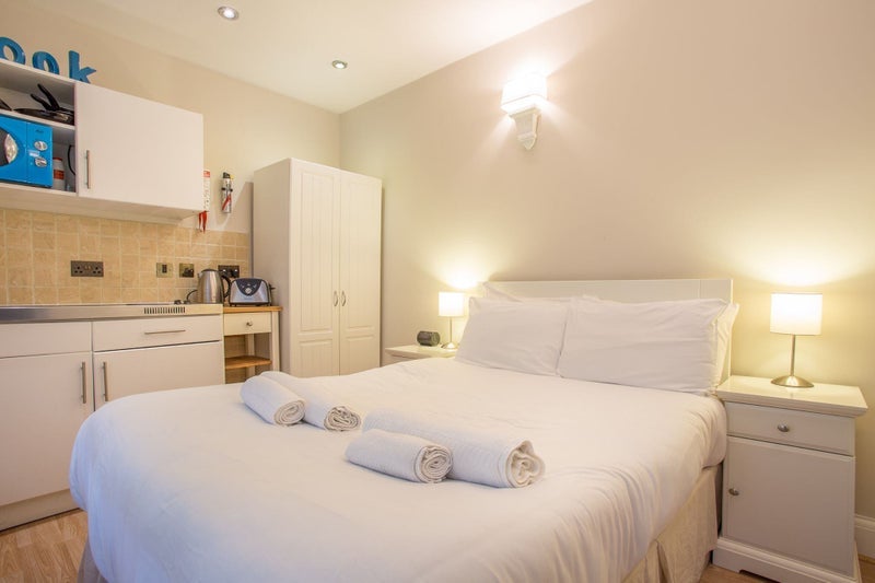 Room North End Road in Greater London