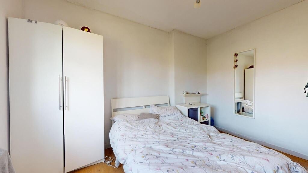 Flat Poynders Gardens in Greater London