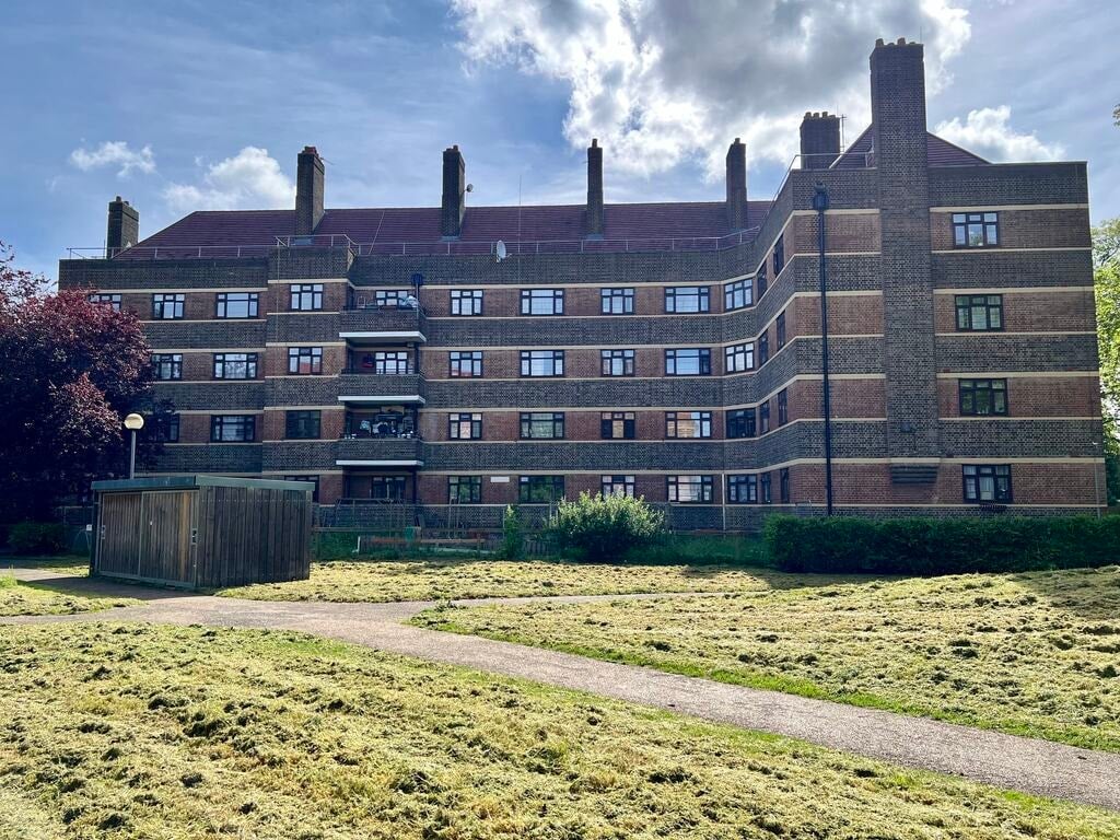 Flat Poynders Gardens in Greater London