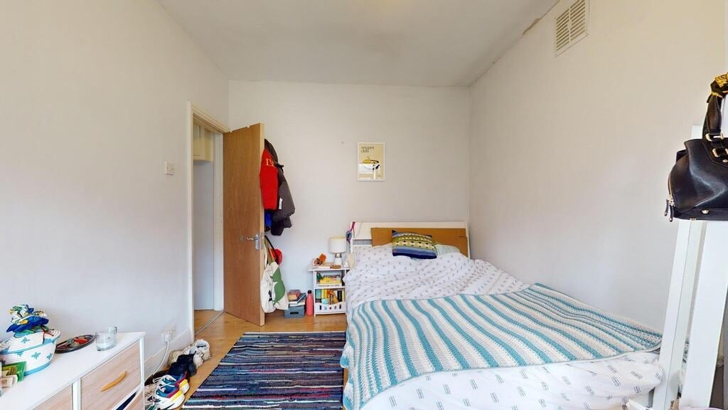 Flat Poynders Gardens in Greater London
