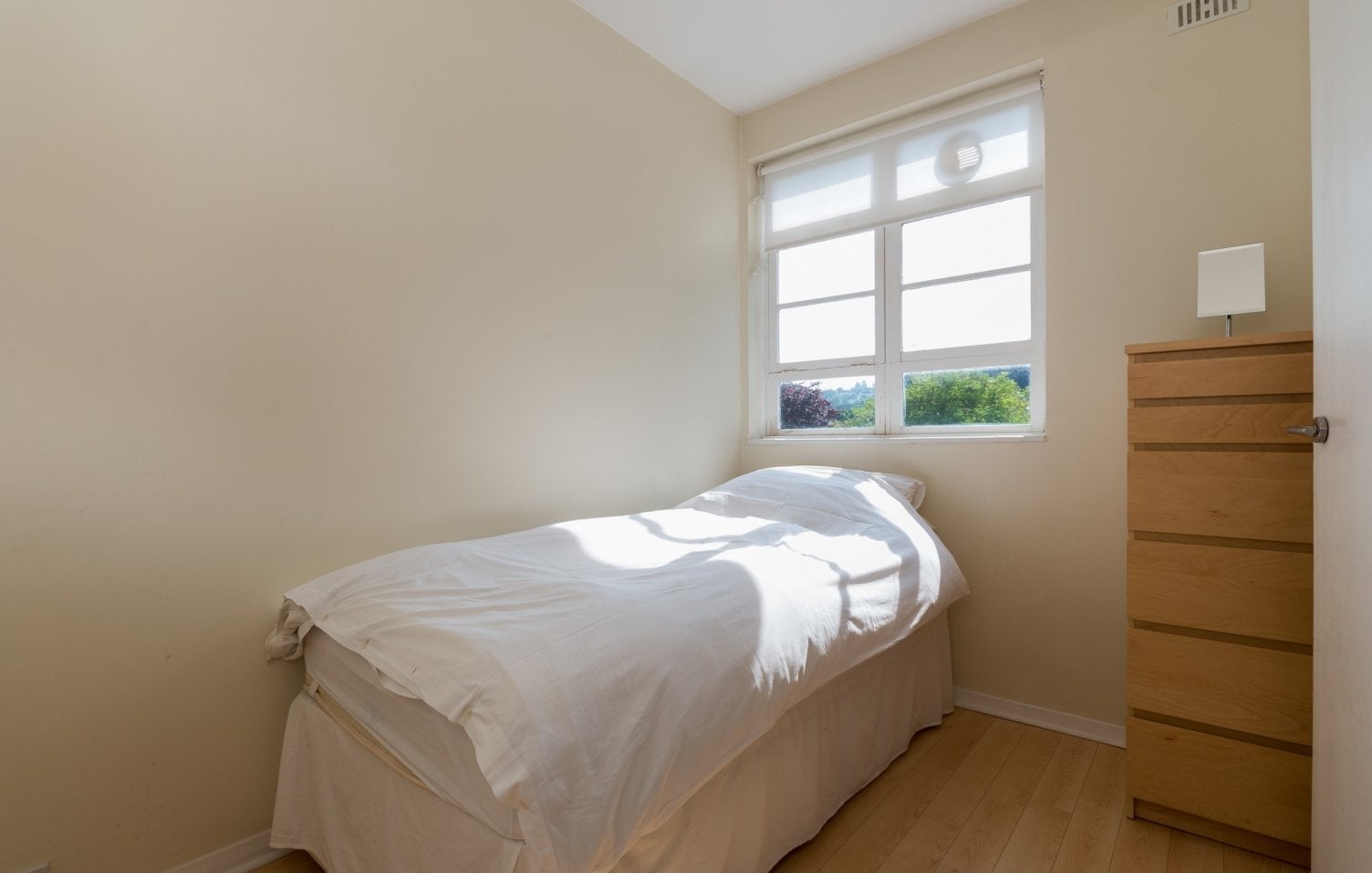 Flat Underhill Road in Greater London