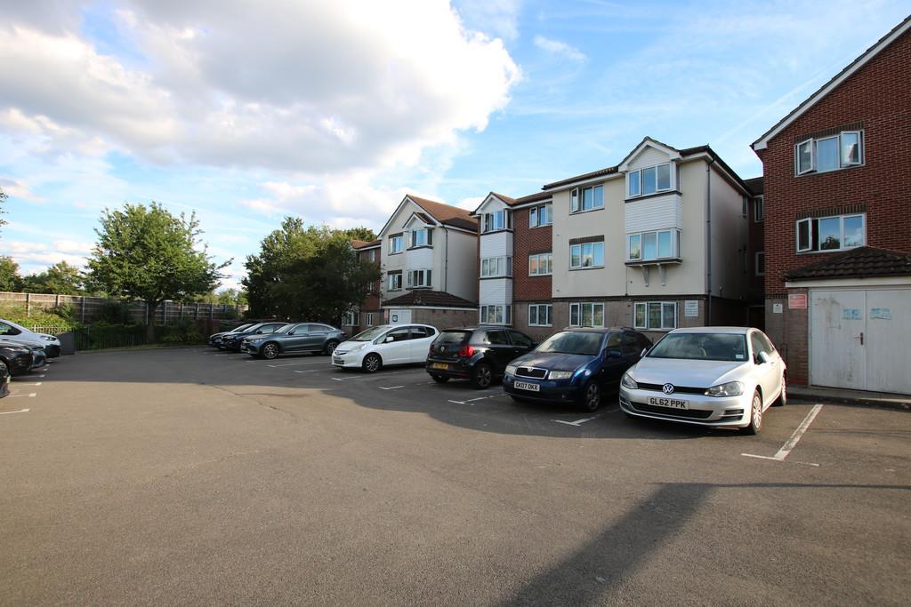 Flat Shobroke Close in Greater London