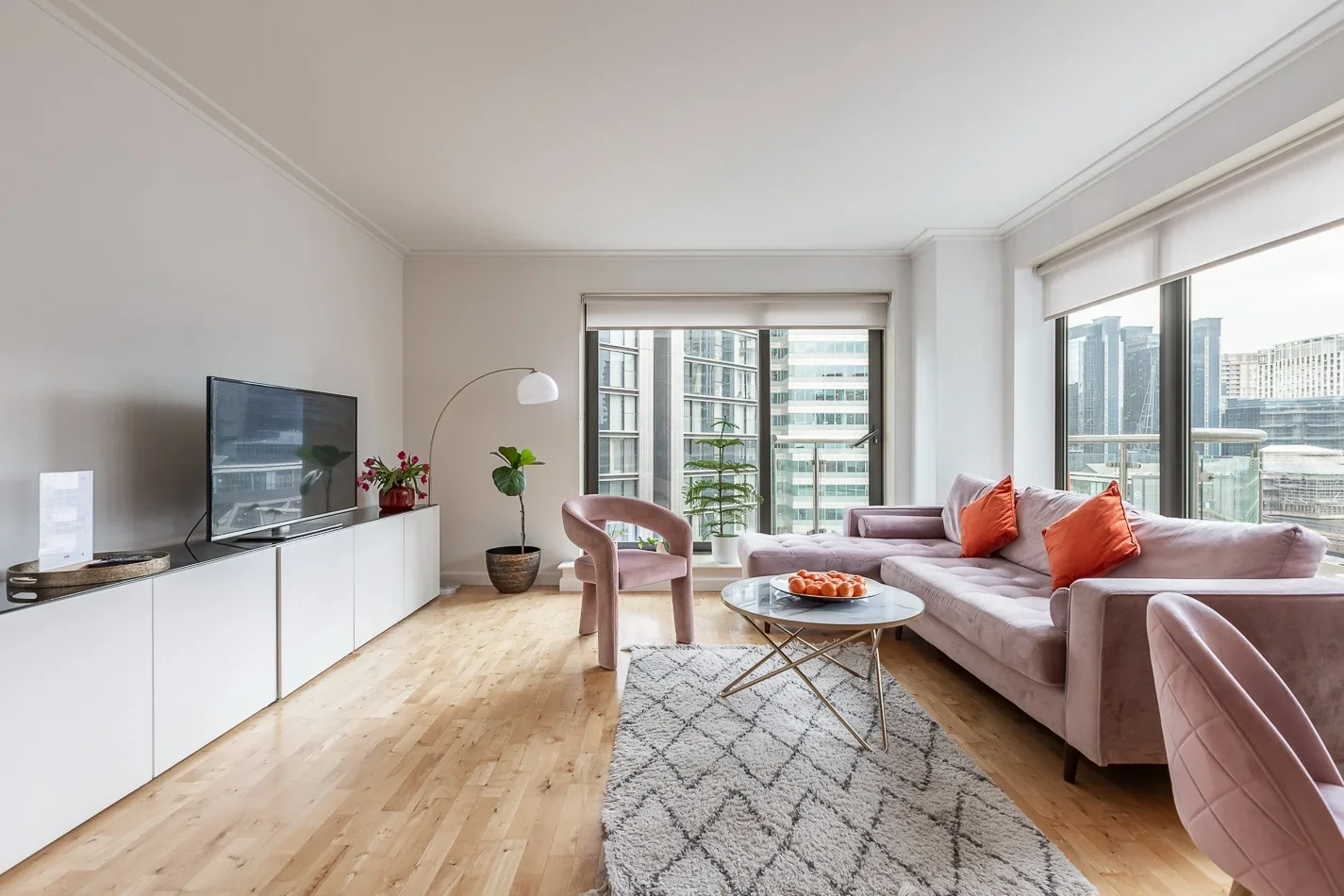 Flat South Quay Square in Greater London