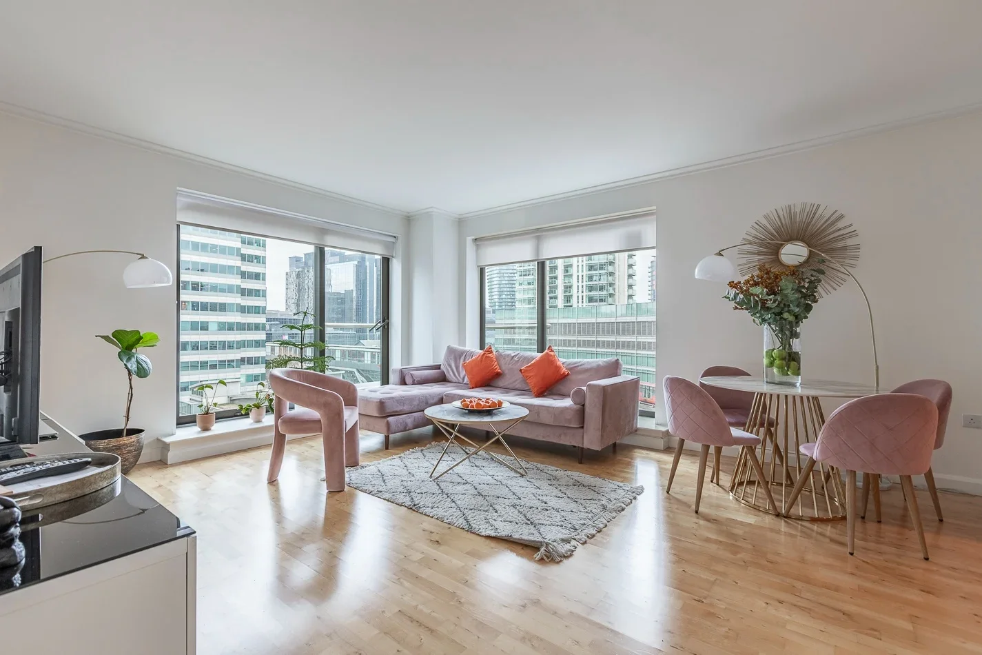 Flat South Quay Square in Greater London