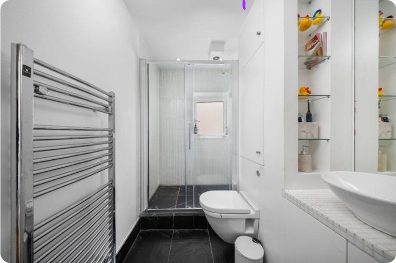 Room Darwen Place in Greater London