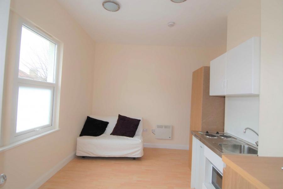 Flat Brownhill Road in Greater London