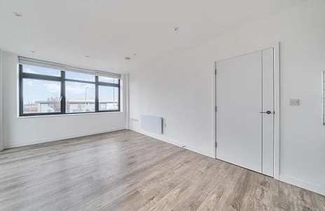 Flat Kingston Road in Staines-Upon-Thames