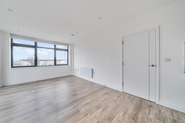 Flat Kingston Road in Staines-Upon-Thames