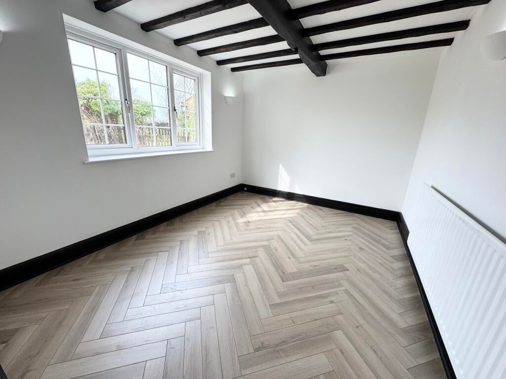 House Tythe Barn Close in Stoke