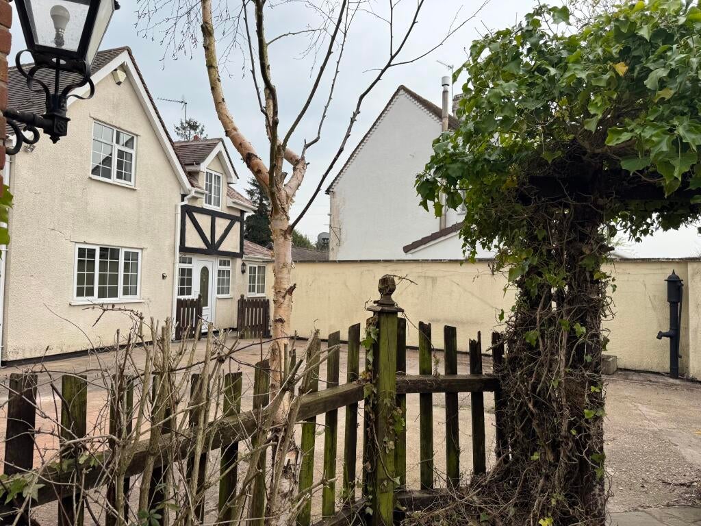 House Tythe Barn Close in Stoke