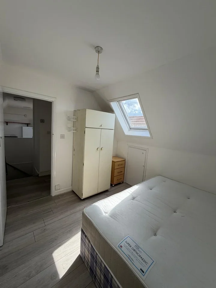Flat Ellerdine Road in Greater London